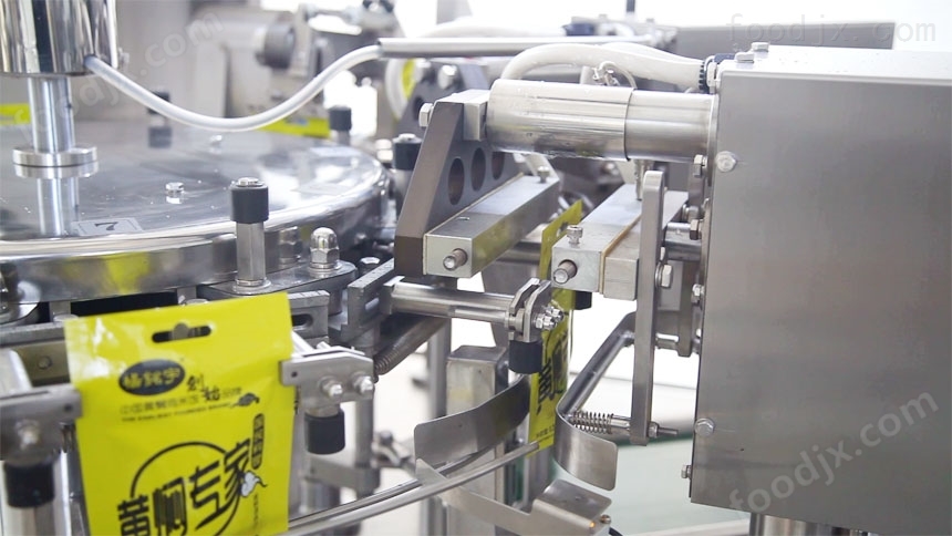 新款全自動給袋式醬體液體包裝機細節(jié)