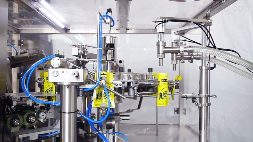 新款全自動給袋式醬體液體包裝機細節(jié)